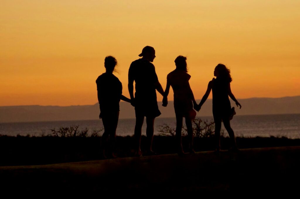 Familie-silhouet bij zonsondergang symboliseert het multiculturele gezin van Fadim Kurt en haar vriend Marvin