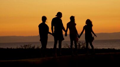 Familie-silhouet bij zonsondergang symboliseert het multiculturele gezin van Fadim Kurt en haar vriend Marvin